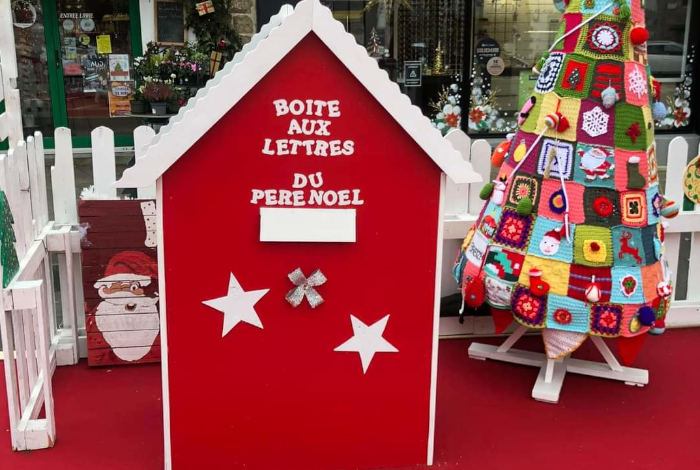 Boîte à lettre du Père Noël et village de Noël